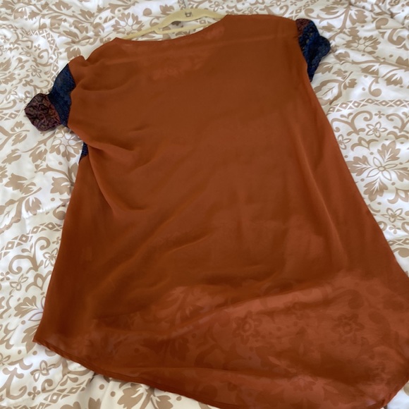 🛍️🛍️ 3 for $5. Beautiful sheer top in multiple colors - Picture 4 of 7